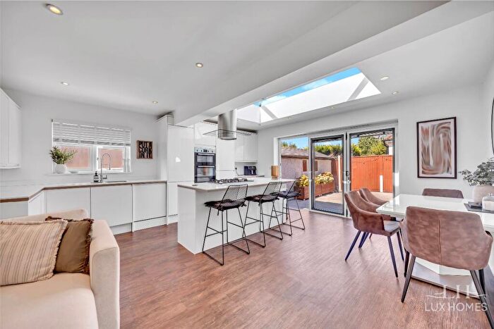 4 Bedroom Bungalow For Sale In Farm Road, Rainham, RM13