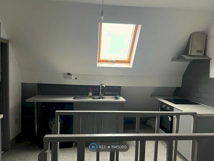 2 Bedroom Flat To Rent In Coventry Road, West Midlands, B26