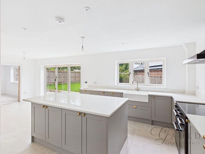 4 Bedroom Detached House For Sale In Buckingham Road, Silverstone, NN12