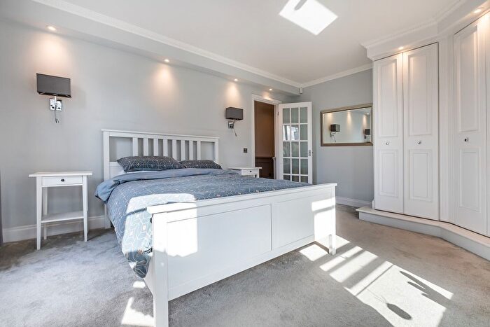 3 Bedroom Flat To Rent In Nine Elms Lane, London, SW8