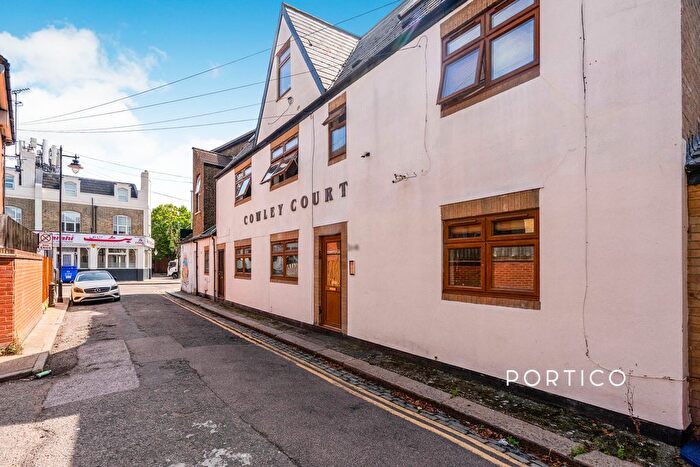 2 Bedroom Flat To Rent In Cowley Court, Leytonstone, E11