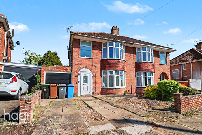 3 Bedroom Semi-Detached House For Sale In Chelsea Close, Ipswich, IP1