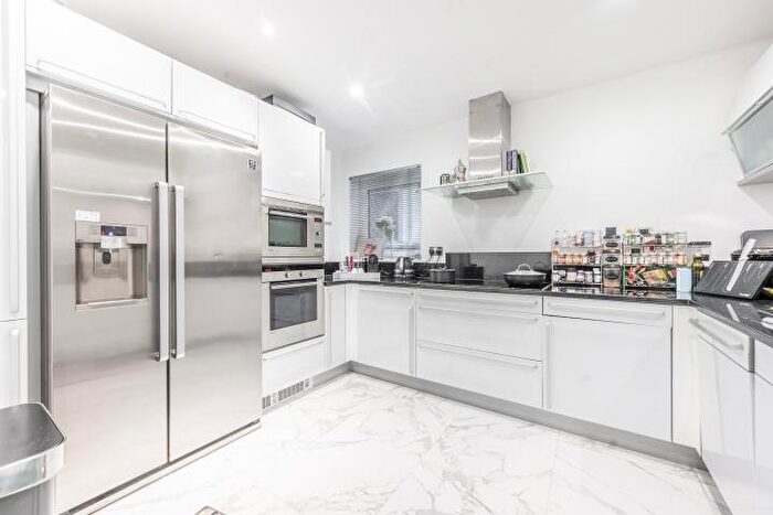 2 Bedroom Flat For Sale In Drayton Gardens, London, SW10