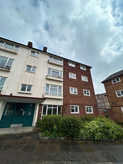 3 Bedroom Flat To Rent In Boyton Close, London, N8