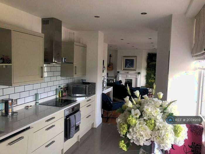 2 Bedroom Flat To Rent In Eversley Park, Folkestone, CT20