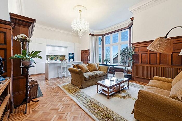 3 Bedroom Flat To Rent In Kingswood Road, Bromley, BR2