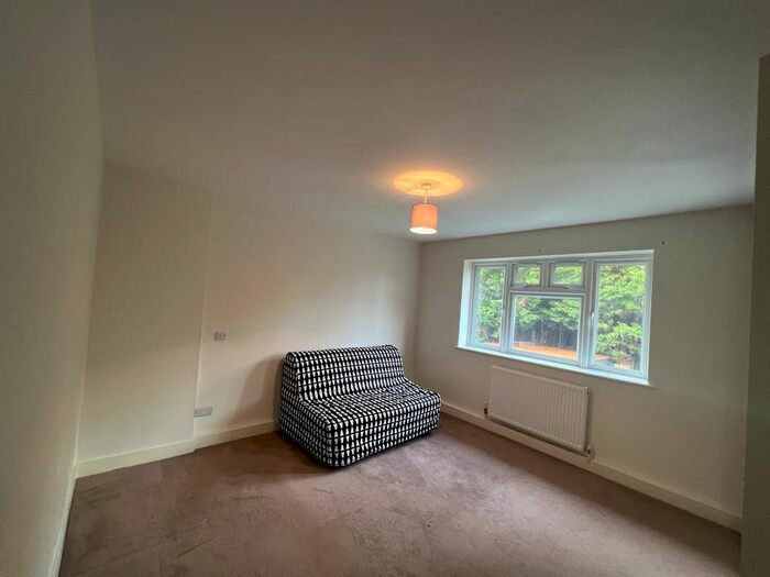 Studio To Rent In Headstone Lane, Harrow, Greater London, HA2