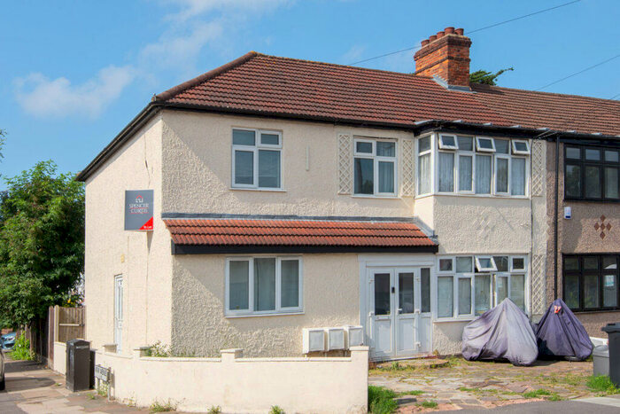 1 Bedroom Flat To Rent In Rushden Gardens, Clayhall, Essex, IG5