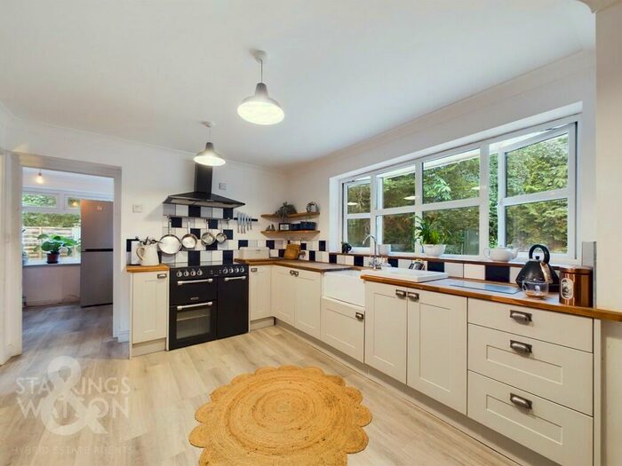 4 Bedroom Detached Bungalow For Sale In Yarmouth Road, Broome, Bungay, NR35
