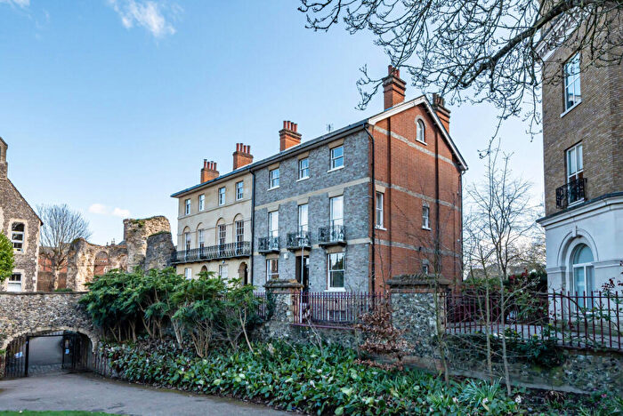 3 Bedroom Apartment For Sale In Abbots Walk, Reading, Berkshire, RG1