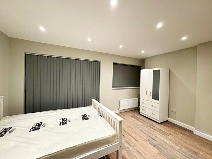 Studio To Rent In Birch Green, Staines, TW18