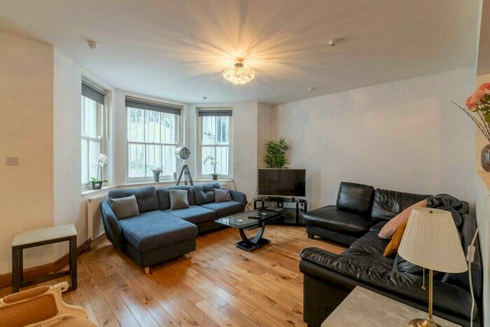 3 Bedroom Apartment To Rent In Redcliffe Gardens, Chelsea, SW10