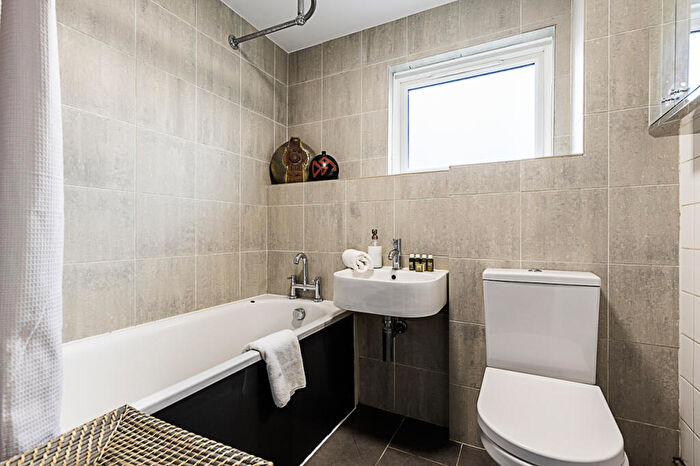 1 Bedroom Flat To Rent In Mile End Road E Lj, London, E1