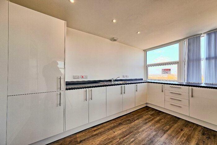 2 Bedroom Flat To Rent In Oldham Road, Manchester, Greater Manchester, M40