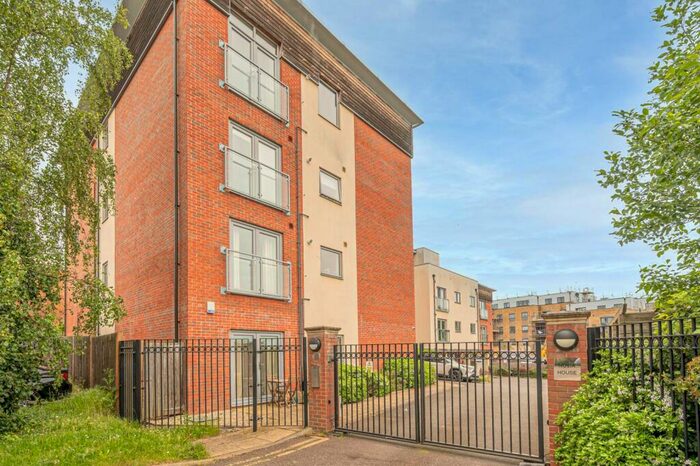 3 Bedroom Flat To Rent In Tapster Street, High Barnet, Barnet, EN5