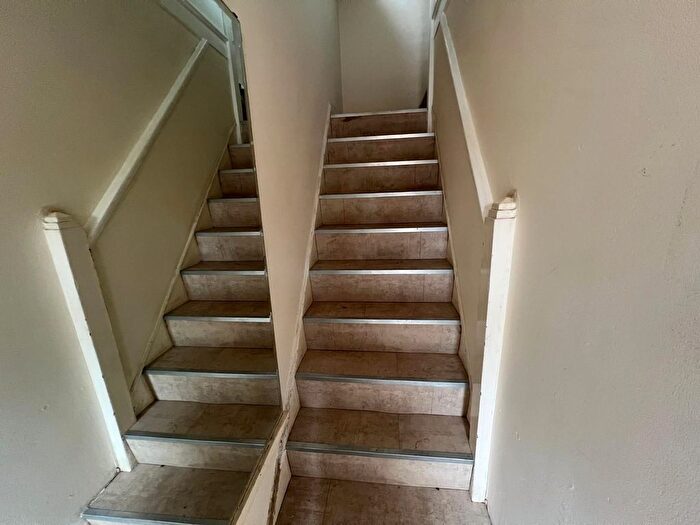 2 Bedroom Flat To Rent In Ashford Avenue, Hayes, UB4