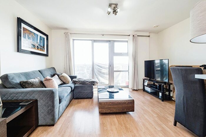1 Bedroom Flat To Rent In Queen Mary Avenue, South Woodford, E18