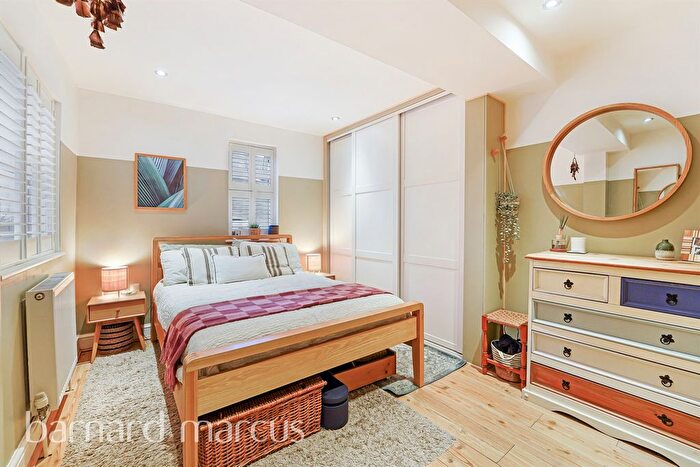 2 Bedroom Flat For Sale In Granville Road, London, SW18