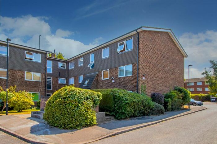 2 Bedroom Flat To Rent In Freshfield Drive, Southgate, N14