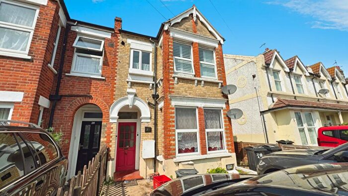 2 Bedroom Flat For Sale In Ellis Road, Clacton-On-Sea, CO15