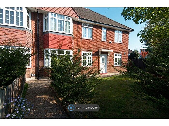 3 Bedroom Flat To Rent In Godley Road, London, SW18