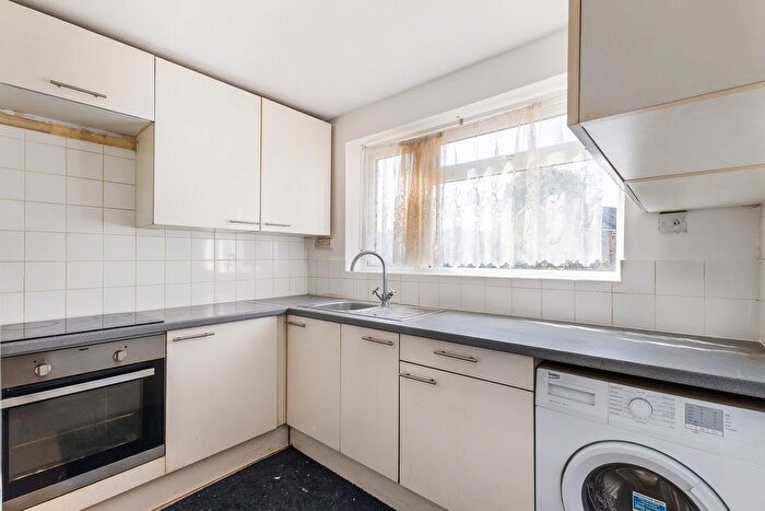 2 Bedroom Flat For Sale In Queens Road, Kingston Upon Thames, KT2