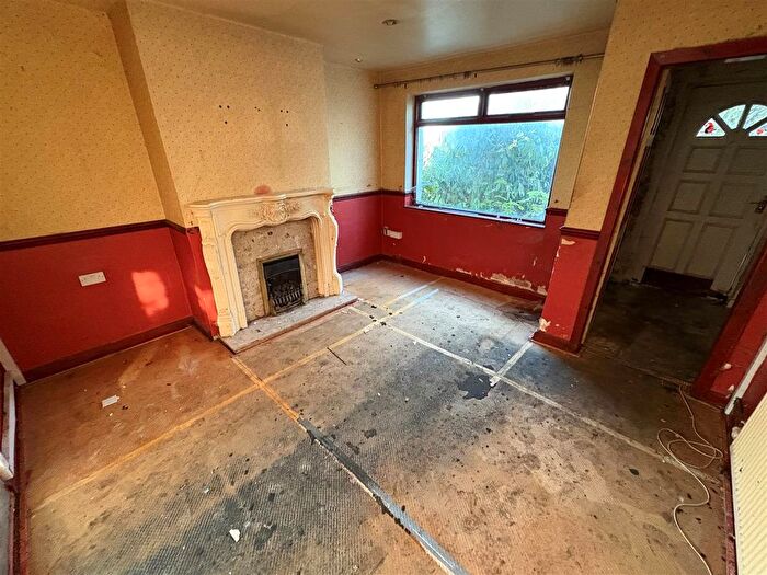 3 Bedroom Semi Detached House For Sale In Listing Lane, Liversedge, WF15