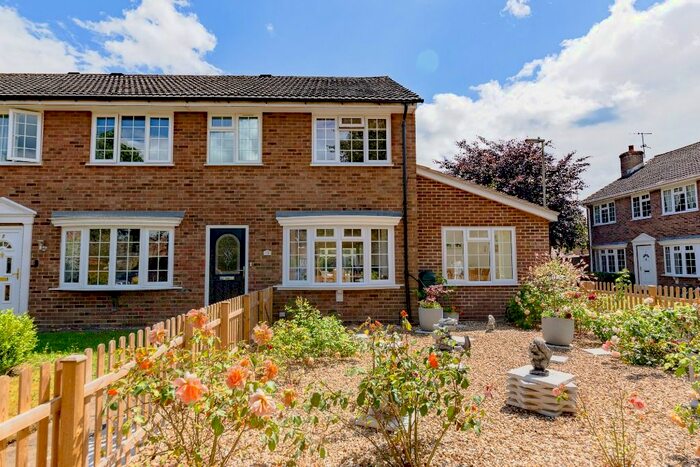 3 Bedroom End Of Terrace House To Rent In Jubilee Close, Tadley, RG26