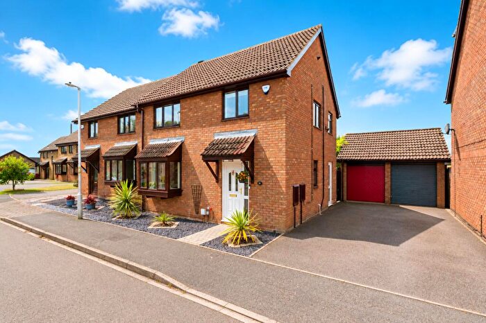 3 Bedroom Detached House For Sale In Holly Farm Close, Caddington, Luton, Bedfordshire, LU1