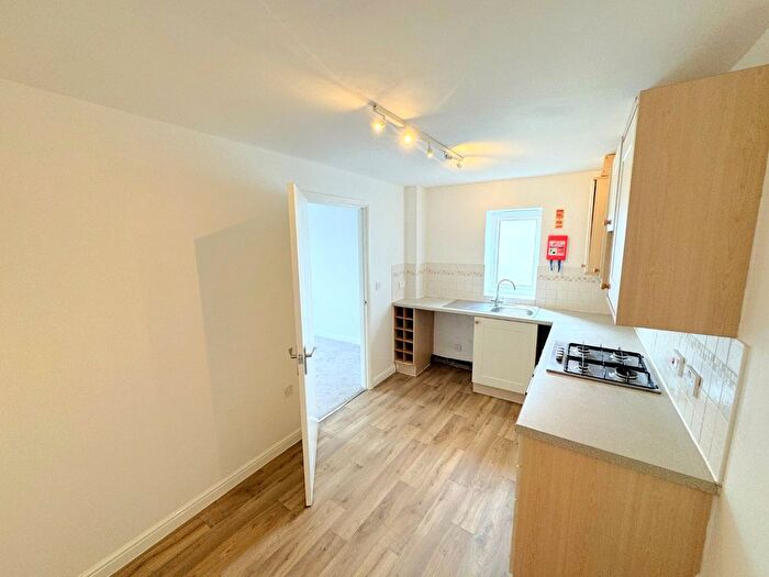 2 Bedroom Flat To Rent In Wick Road, Bristol, Somerset, BS4