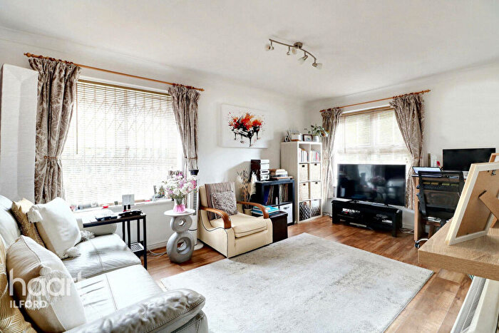 1 Bedroom Apartment For Sale In Albert Road, Ilford, IG1