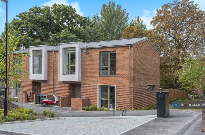 3 Bedroom Semi-Detached House To Rent In Rushden Close, London, SE19