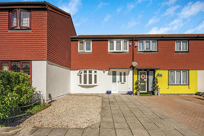 3 Bedroom House For Sale In Ashingdon Close, Chingford, E4