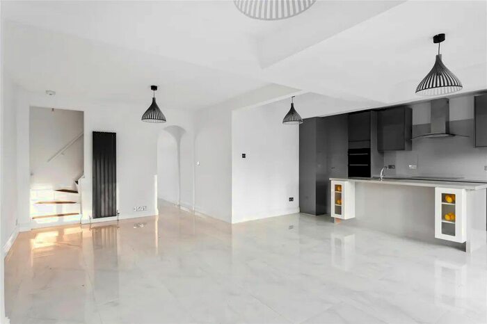 5 Bedroom Detached House To Rent In Boxtree Road, Harrow, Middlesex, HA3