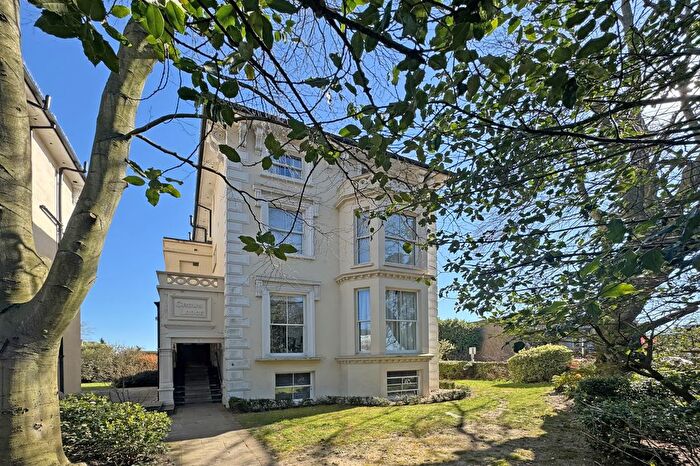 2 Bedroom Flat To Rent In Oak Hill, Surbiton, Surrey, KT6