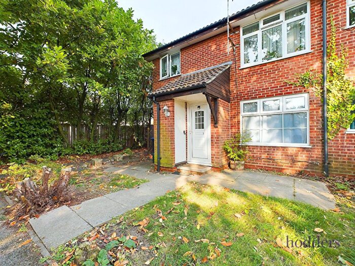1 Bedroom Maisonette To Rent In Princess Mary's Road, Addlestone, Surrey, KT15