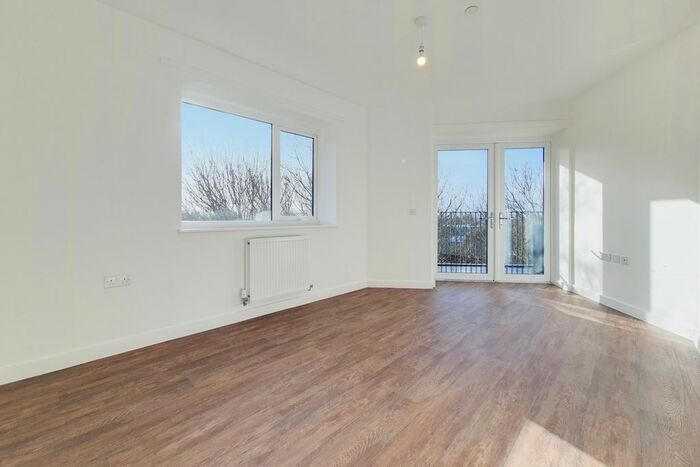 2 Bedroom Flat To Rent In Streamside House, Feltham TW14