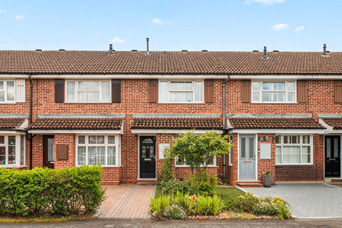 2 Bedroom House For Sale In Finlay Gardens, Addlestone, Surrey, KT15