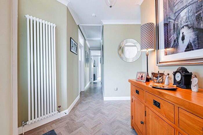 2 Bedroom Detached Bungalow For Sale In Oak Road, Rochford, SS4