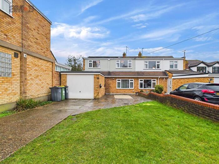 4 Bedroom Semi Detached House For Sale In Oak Walk, Hockley, Essex, SS5