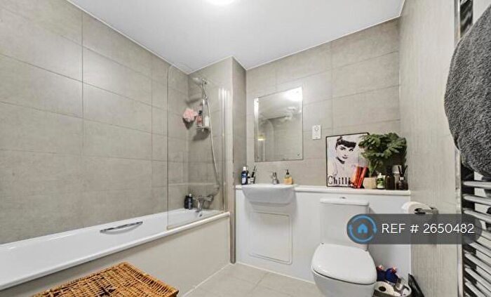 2 Bedroom Flat To Rent In Bankside Apartments, London, N4