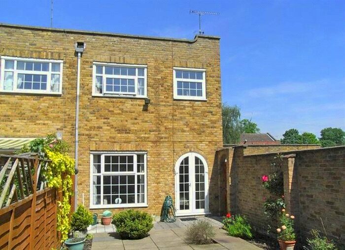 3 Bedroom Semi-Detached House To Rent In The Farthingales, Maidenhead, Berkshire, SL6