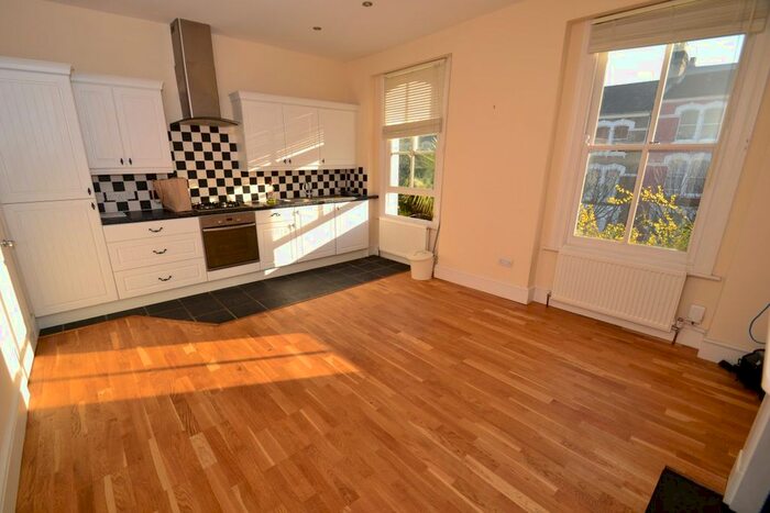 3 Bedroom Flat To Rent In Miranda Road, London N19