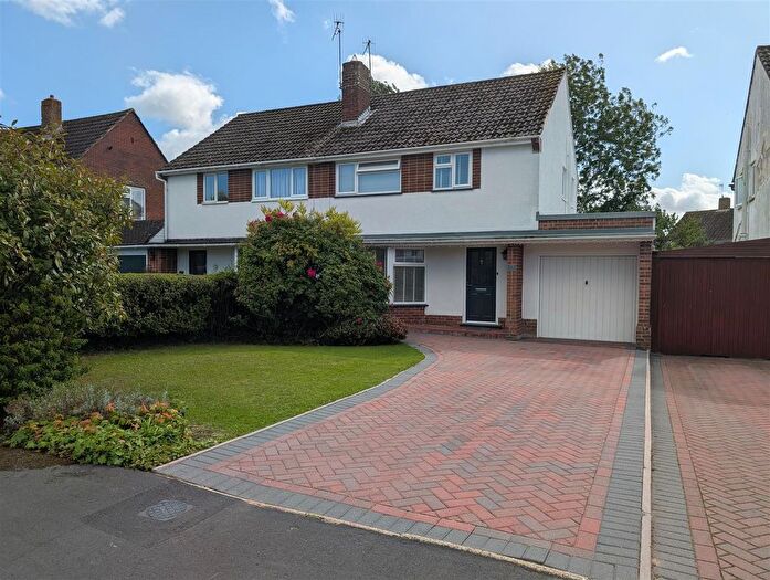 3 Bedroom Semi-Detached House For Sale In Meadway, Hildenborough, Tonbridge, TN11