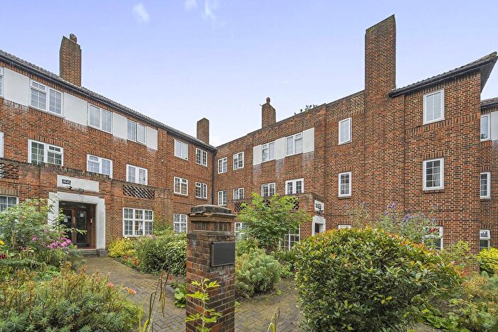 3 Bedroom Flat To Rent In Beechcroft Court, Golders Green, London, NW11