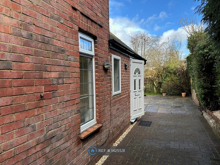 Studio To Rent In St. Johns Road, Farnham, GU9