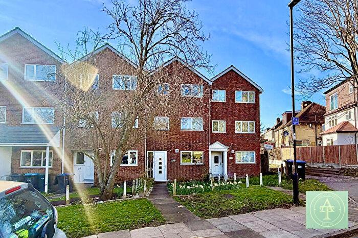 4 Bedroom Town House For Sale In Linden Way, Souhtgate, N14