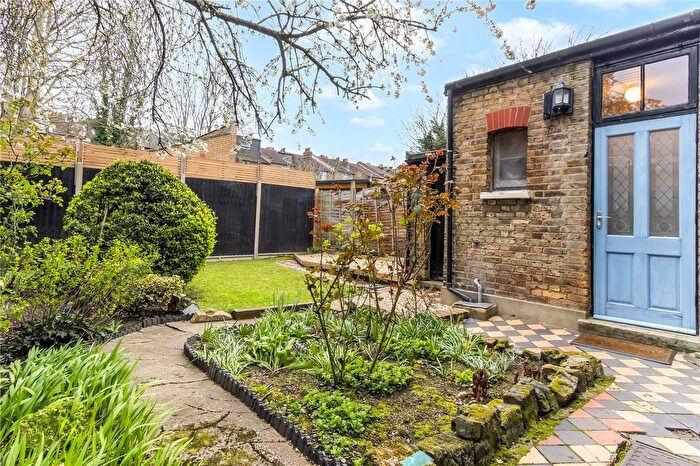 4 Bedroom Detached House For Sale In Spencer Avenue, London, N13