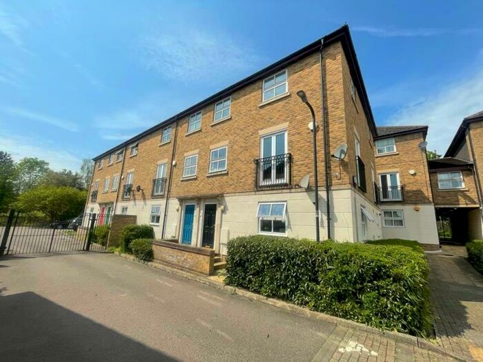 3 Bedroom Duplex To Rent In Kirkwood Grove, Medbourne, MK5