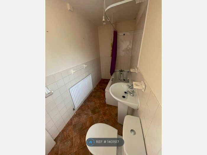 2 Bedroom Flat To Rent In Thornton Road, Bradford, BD8